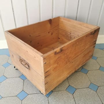 alte Brikettkiste vorher