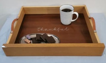 Tablett aus einem alten Schubkasten, jetzt mit Griffen aus altem Leder - upcycling in Reinform, da auch der neue Boden aus einer alten Rückwand hergestellt wurde