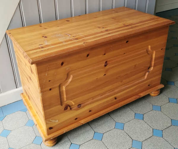 Truhe aus massiver Kiefer