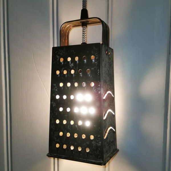 alte Küchenreibe upgecycelt zur Lampe