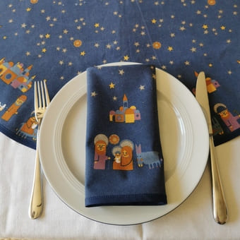 die alte Tischdecke wurde nach Kundenwunsch zu Servietten und einer kleineren Decke umgearbeitet
