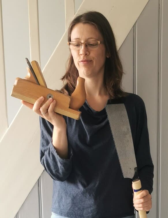Andrea überlegt, was sie mit Hobel und Säge als nächstes upcyclen wird